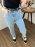 Calça Mom Jeans com Strass Via Atual 2186: Brilhe com Estilo e Conforto ✨