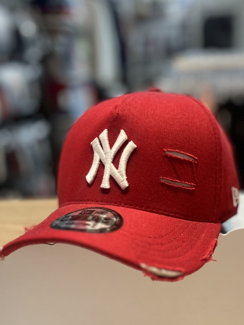 Boné Aba Curva Unissex Vermelho Com Rasgos (Ref:.31912) - comprar online