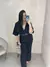Macacão longo plus size preto com cinto, modelo feminino, usado por uma mulher em ambiente neutro.