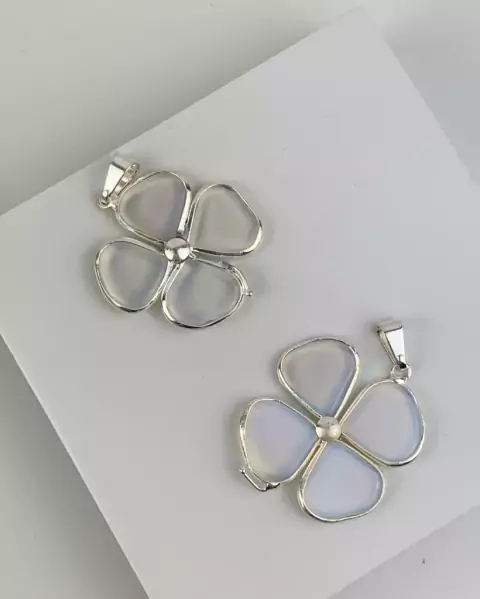 Pingente Trevo de Opalina Banho Prata