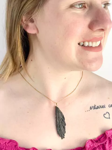 Pingente Cianita Preta - Também conhecido como Vassourinha de Bruxa Banho Ouro