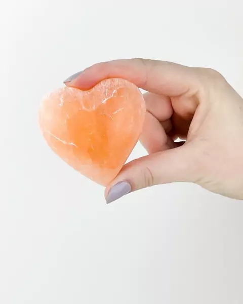 Coração Selenita laranja 154 a 167 gramas aprox.