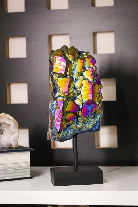 Drusa Quartzo Titânio com Base de Metal Preta 780 gramas aprox.