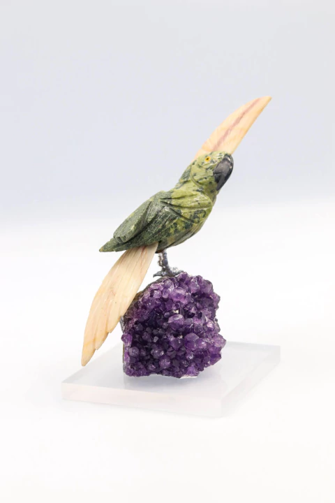 Cacatua de Serpentinita com Dolomita na Drusa Ametista na Base Acrílica
