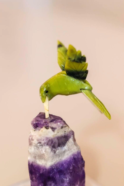 Beija-Flor Serpentinita verde na Base de Ametista Chevron