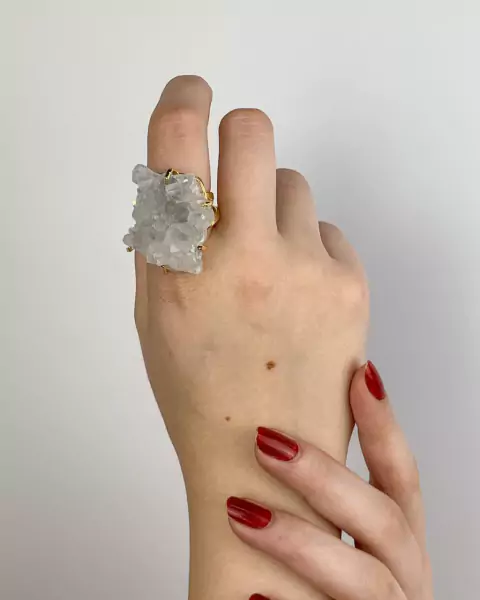 Anel Drusa de Cristal de Quartzo com Garra Ajustável Banho Ouro