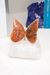 Borboleta Calcita Laranja na Base de Quartzo Cristal Bruto