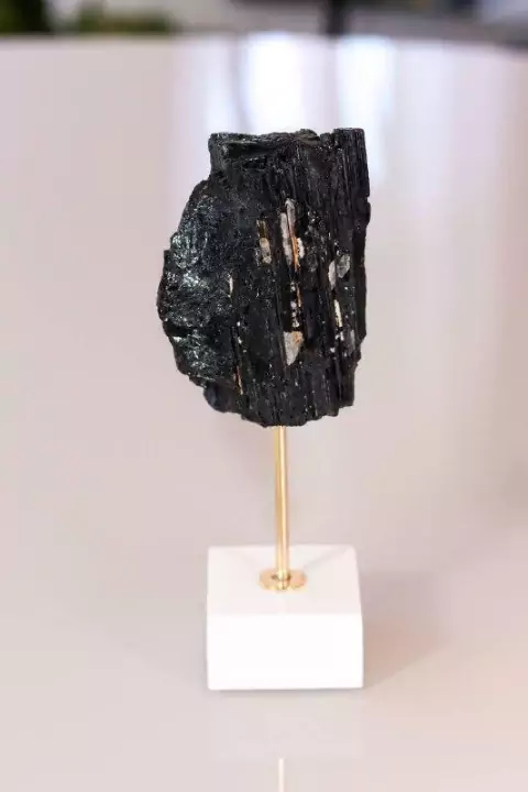 Turmalina na Base de Madeira Branca