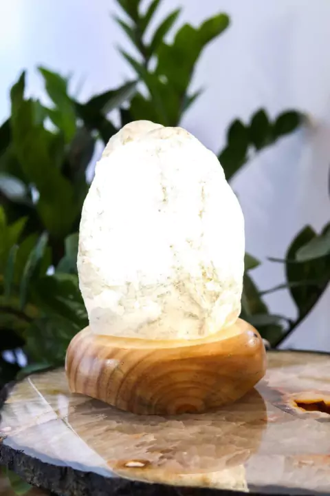 Luminária Cristal de Quartzo Branco Bruta na Base de Madeira Clara