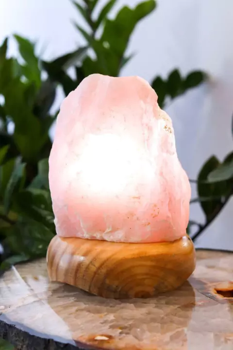 Luminária de Quartzo Rosa Bruto na Base de Madeira Clara