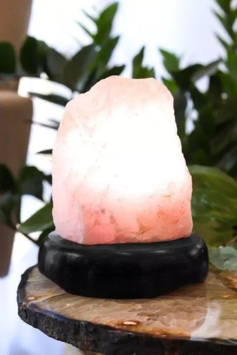 Luminária de Quartzo Rosa Bruto na Base de Madeira Preta