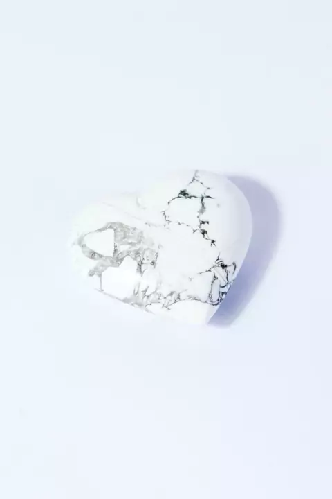 Coração Howlita Branca 63 a 74 gramas Aprox.