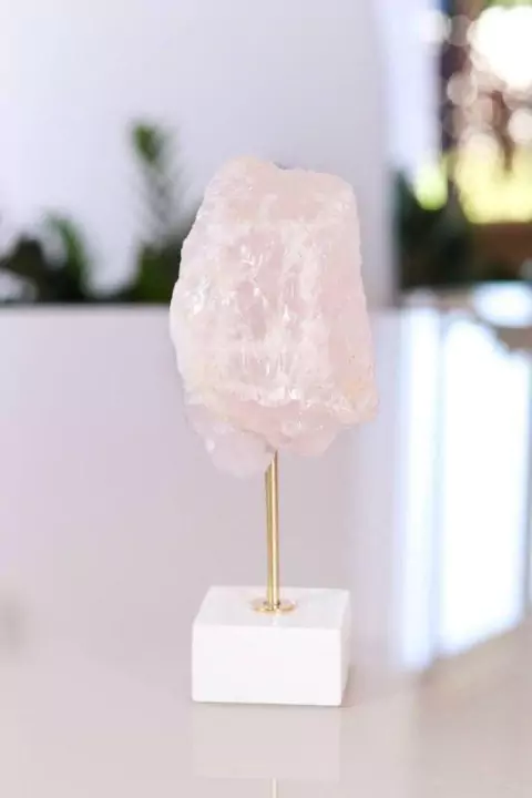 Pedra Quartzo Rosa na Base de Madeira Branca