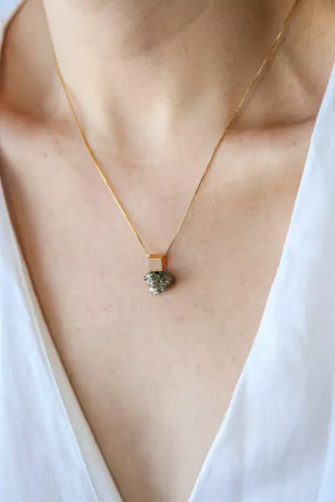 Colar Cubo Pirita Prosperar Banho Ouro 18K