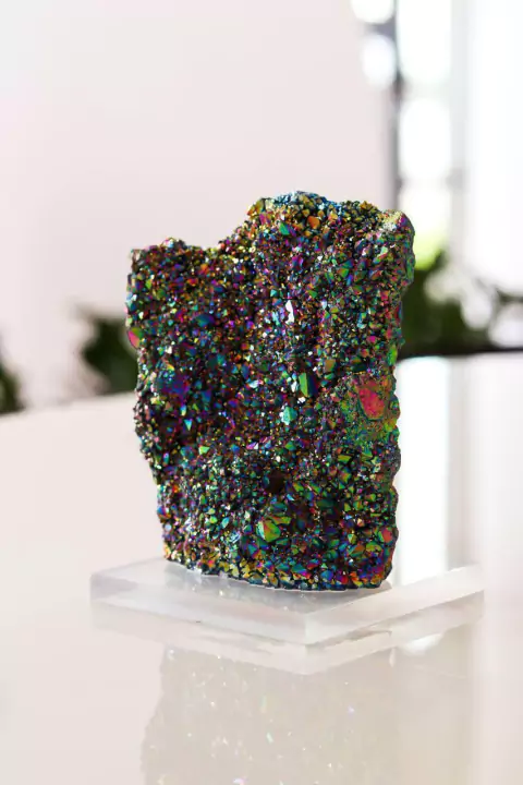 Drusa Titânio Rainbow na Base Acrílica 614 Gramas Aprox.