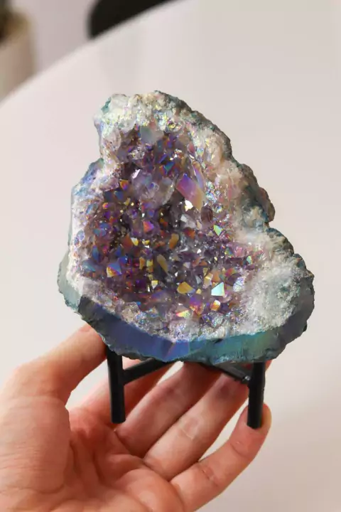 Drusa Titânio Lavanda na Base de Metal Preta 522 Gramas