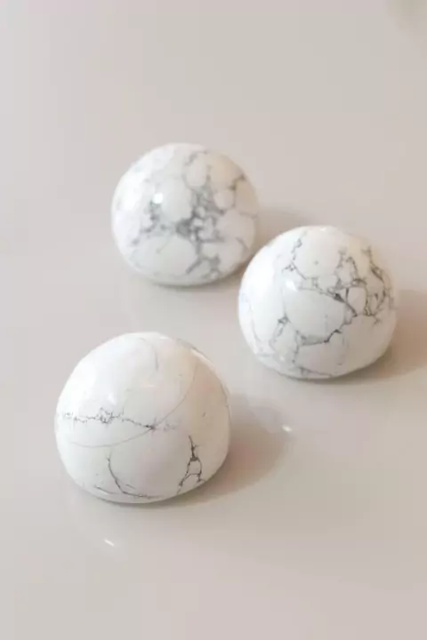 Peso de Papel de Howlita Branca 139 a 166 Gramas Aprox.