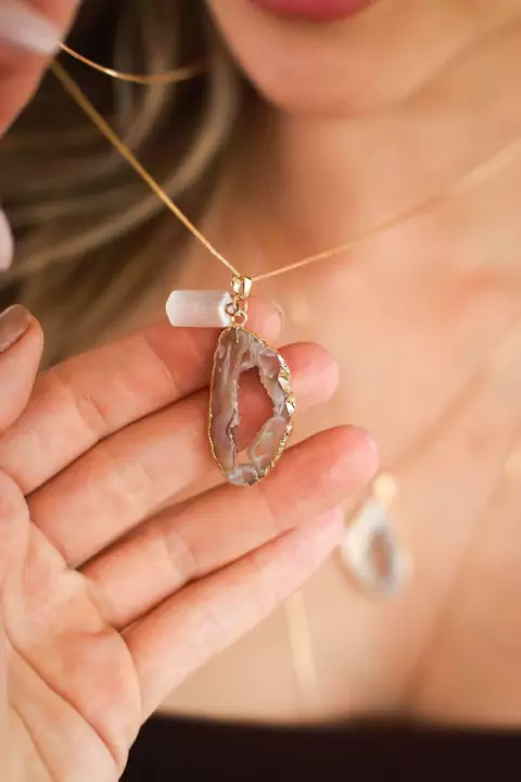 Colar Duo Selenita com Geodo de Ágata Natural Banho Ouro