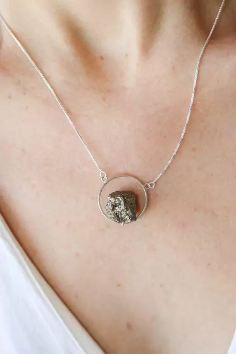 Colar Pedra Pirita Mundo Banho Prata