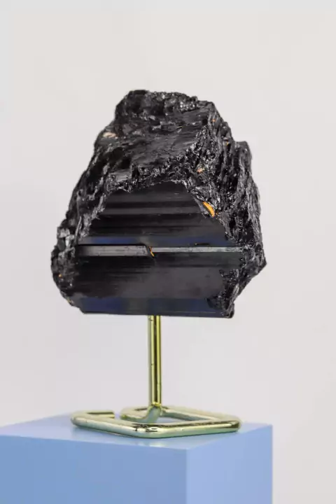 Pedra Turmalina Preta Bruta de Metal Dourada 906 gramas