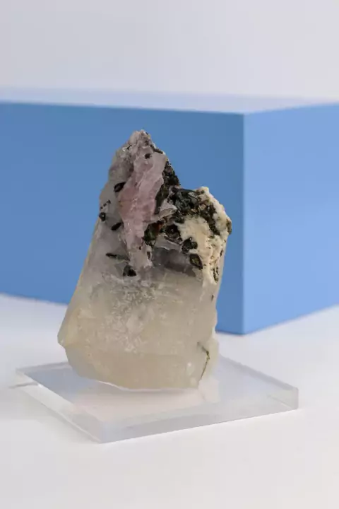 Pedra Turmalina Verde na Matriz de Quartzo com Inclusão de Fluorita Roxa na Base Acrilica