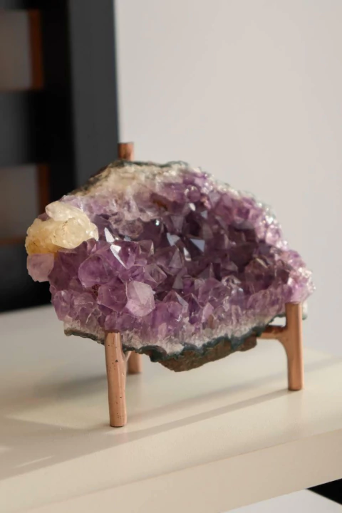 Drusa Ametista com Calcita na Base de Metal Rose 460 gramas - comprar online