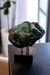 Pedra Esmeralda Polida na Base Madeira Marrom 908 gramas - BORTOLUZZI - SHOP DOS CRISTAIS