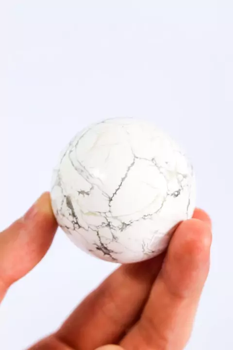 Esfera Howlita Branca 4,5cm Aprox. - comprar online