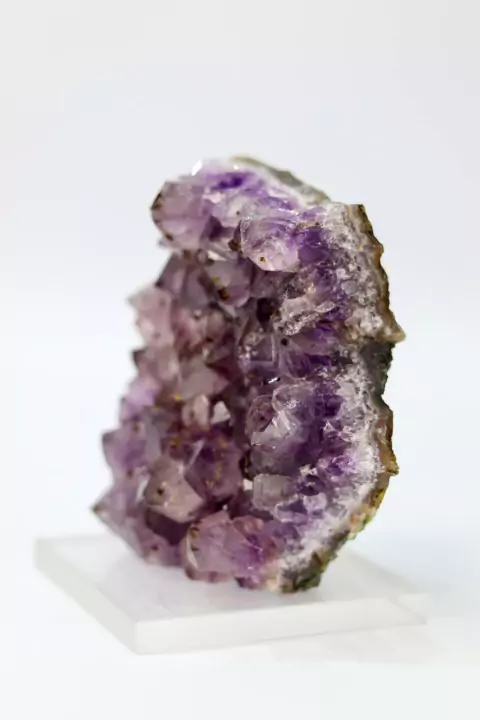 Pedra Drusa Ametista na Base Acrílica 728 gramas