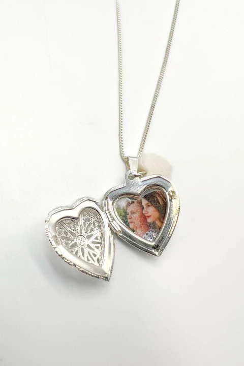 Colar Relicário Coração com Madrepérola Banho Prata - comprar online
