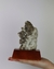 Pedra Mica com Albita Bruta na Base de Madeira Marrom (coleção) 562 gramas - comprar online