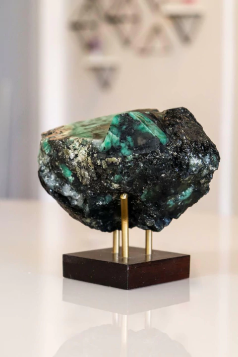 Pedra Esmeralda Polida na Base Madeira Marrom 908 gramas - comprar online