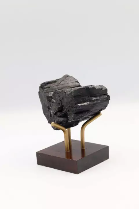 Pedra Turmalina Preta Bruta na Base Madeira Marrom - comprar online