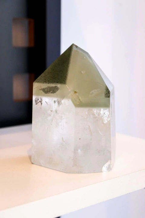 Ponta Polida Cristal Quartzo com Clorita Fantasma 1,050 Kg - comprar online