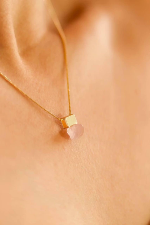 Colar Quartzo Rosa Cubo Banho Ouro