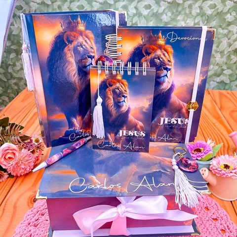 Kit Cristão Premium - Bíblia Letra Jumbo, Devocional, Bloquinho e caneta -Selecione sua capa