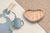 Kit Prato Coração e Talheres de Bambu com Copo e Babador em Silicone (5 peças)