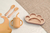 Kit Prato Patinha e Talheres de Bambu com Copo e Babador em Silicone (5 peças)