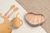 Kit Prato Coração e Talheres de Bambu com Copo e Babador em Silicone (5 peças) - comprar online