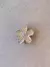 Charms Flor Cravejada Com Pedra Central Banhado A Ródio Branco - comprar online