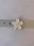 Charms Flor Cravejada Com Pedra Central Banhado A Ródio Branco na internet