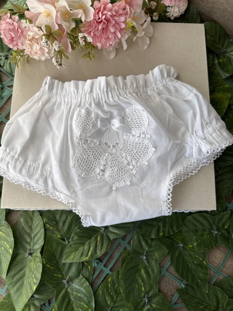 Calcinha infantil com renda renascença e laco