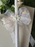 Vela decorativa com laço e flor - comprar online