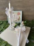 Vela decorativa com laço e flor na internet