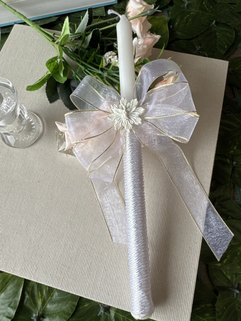 Vela decorativa com laço e flor