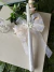 Vela decorativa com laço e flor
