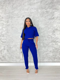 CONJUNTO CLARISSE EM ANARRUGA, CROPPED COM CAPUZ + CALÇA COM LISTRA