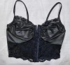 CROPPED EM RENDA COM CIRRÊ, COLCHETES E ARO DE SUSTENTAÇÃO