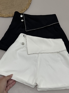 SHORT EM ALFAIATARIA COM STRASS COSTURADO, BOLSO E ZÍPER LATERAL - comprar online