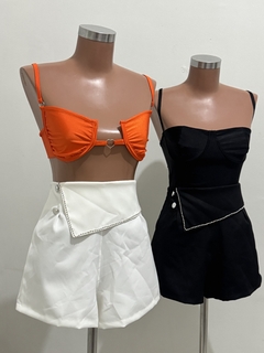 SHORT EM ALFAIATARIA COM STRASS COSTURADO, BOLSO E ZÍPER LATERAL